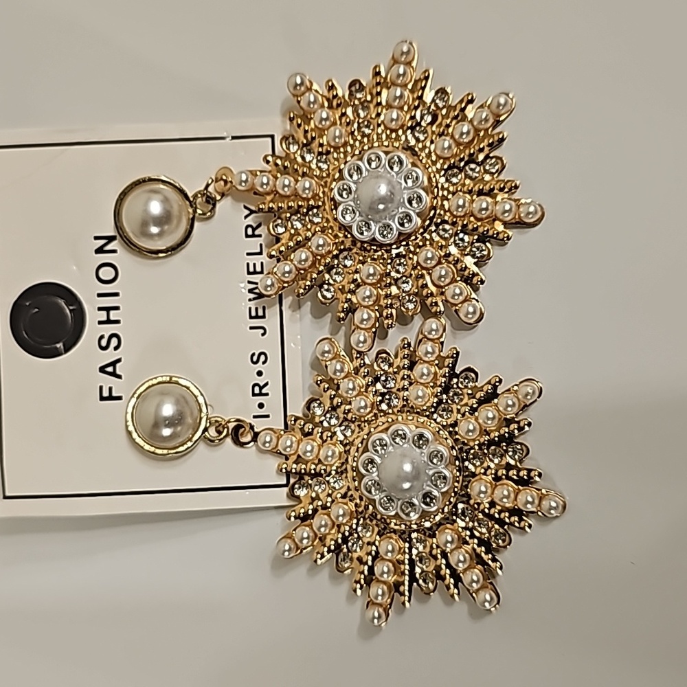 Beautiful gold plaited pear-rhinstone earrings.